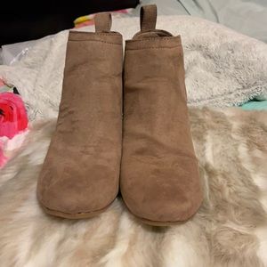 DV brown booties!